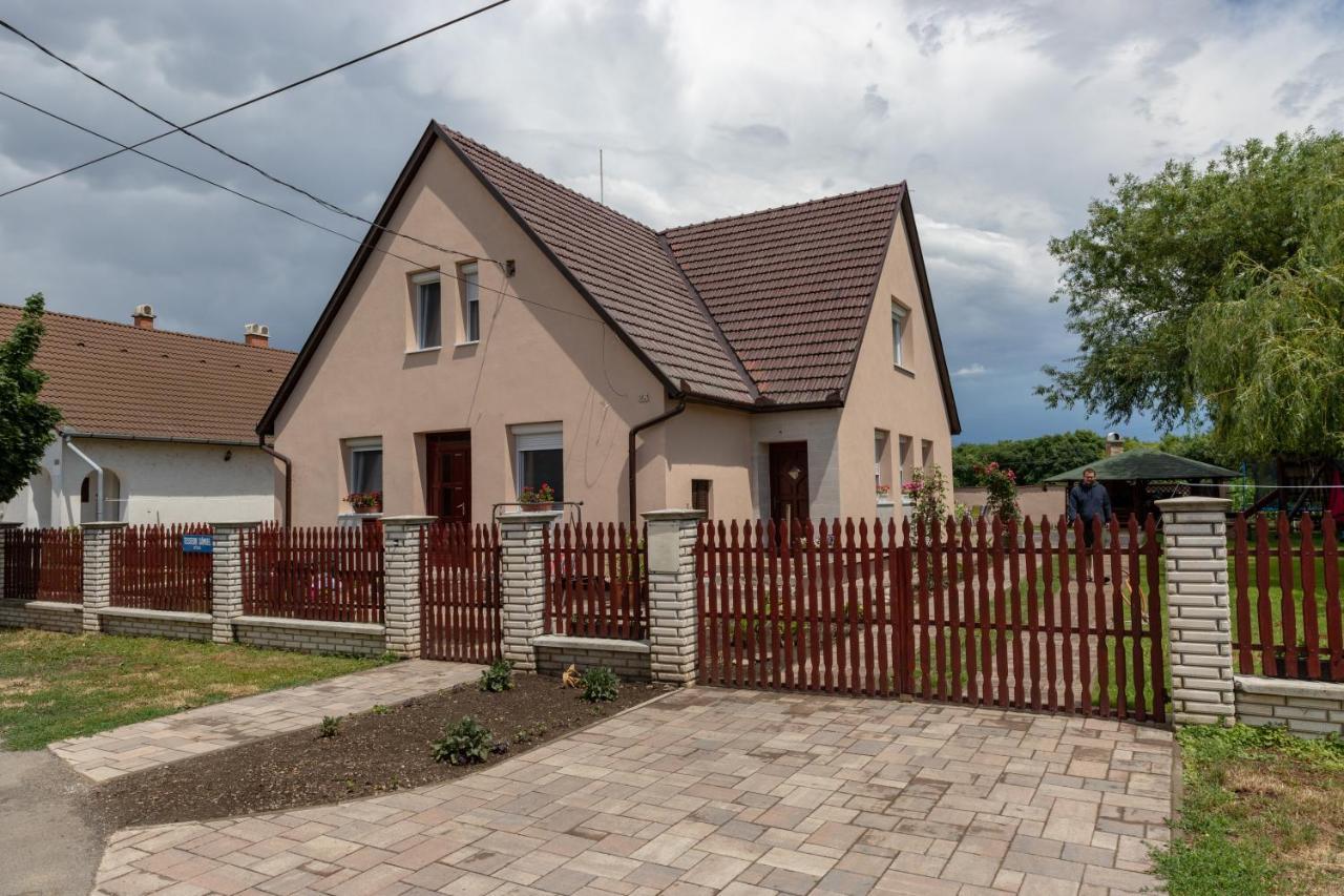Linett Apartman Hajdúszoboszló Exterior foto