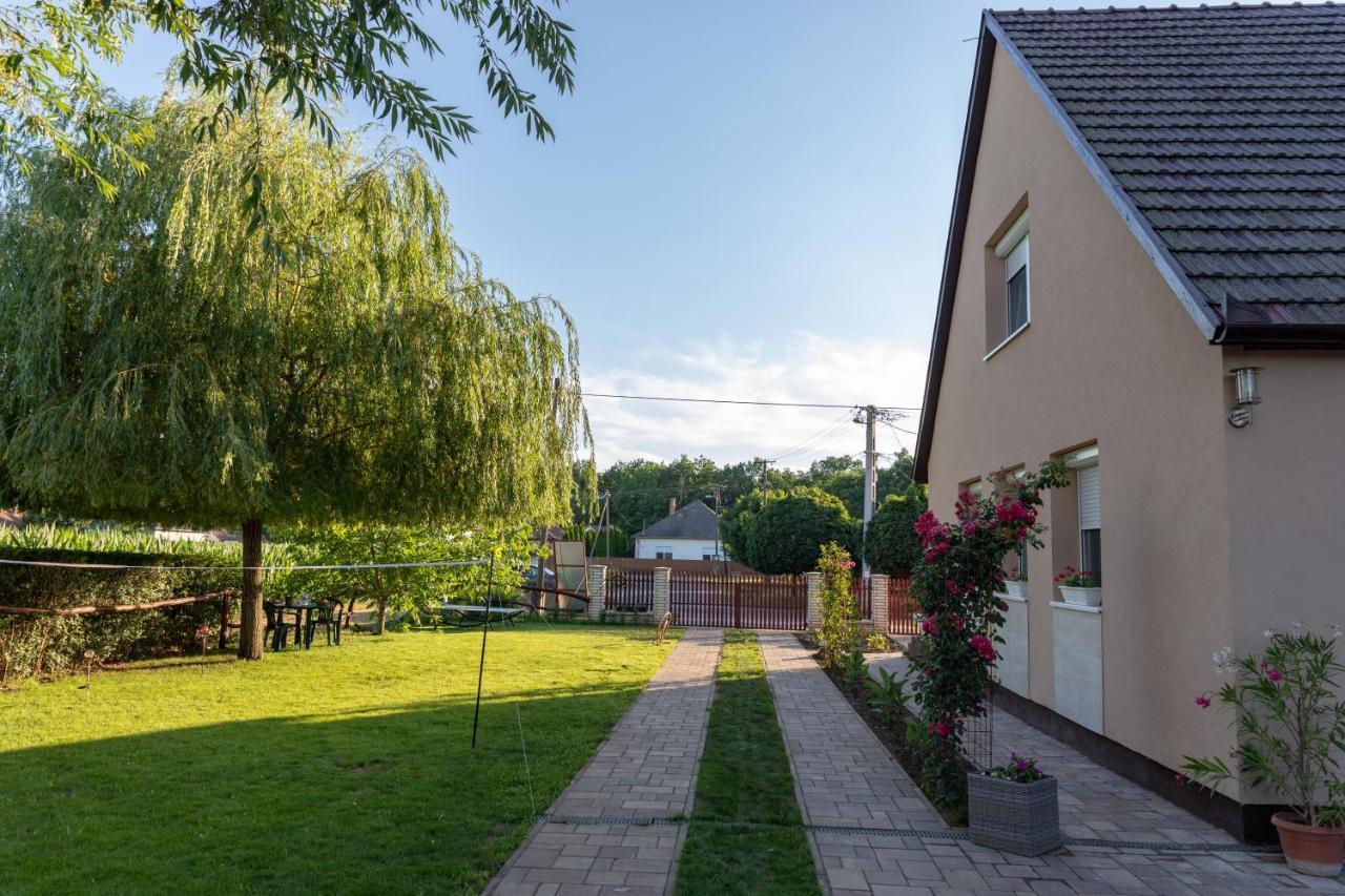 Linett Apartman Hajdúszoboszló Exterior foto