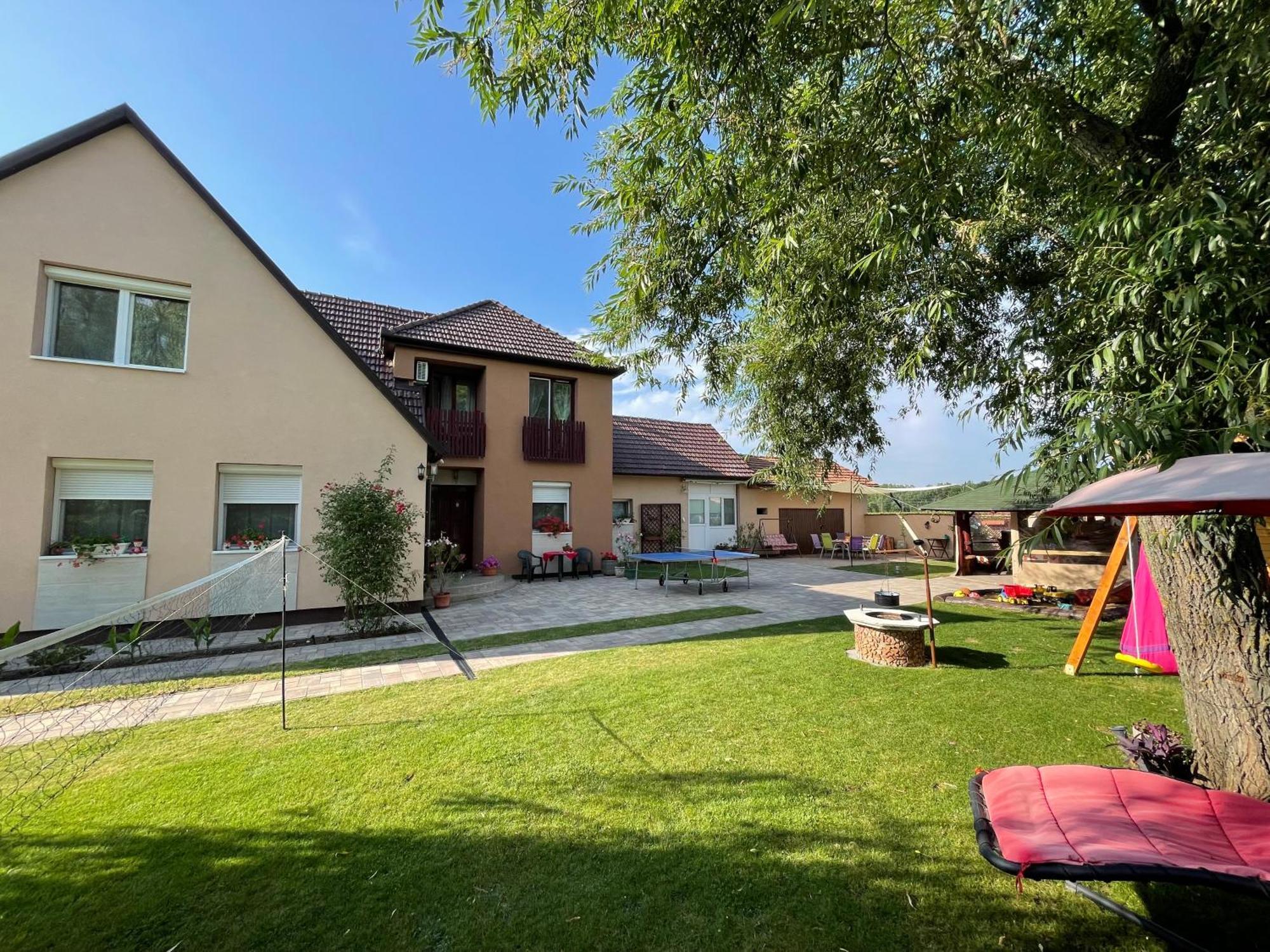 Linett Apartman Hajdúszoboszló Exterior foto